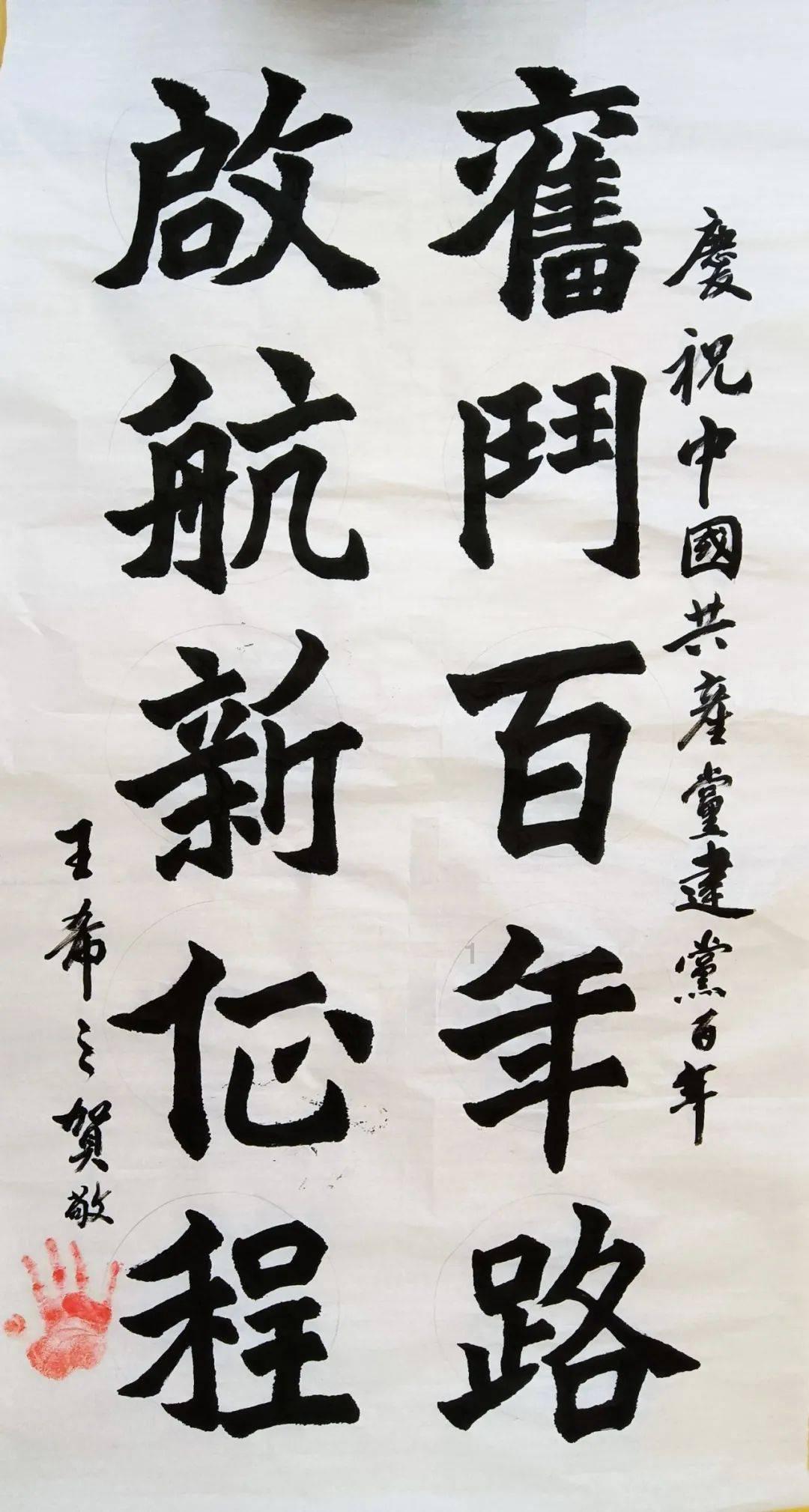 居民楼顶养鸽子气味太重！执法人员耐心劝诫并清理现场